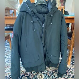Canada goose men’s black chilliwack bomber jacket w fur lined hood XL like new